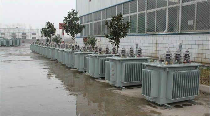 油浸式變壓器的保養(yǎng)如何去做？預(yù)防滲漏油：油浸式變壓器在油箱內(nèi)充滿變壓器油，裝配中依靠緊固件對耐油橡膠元件加壓而密封。